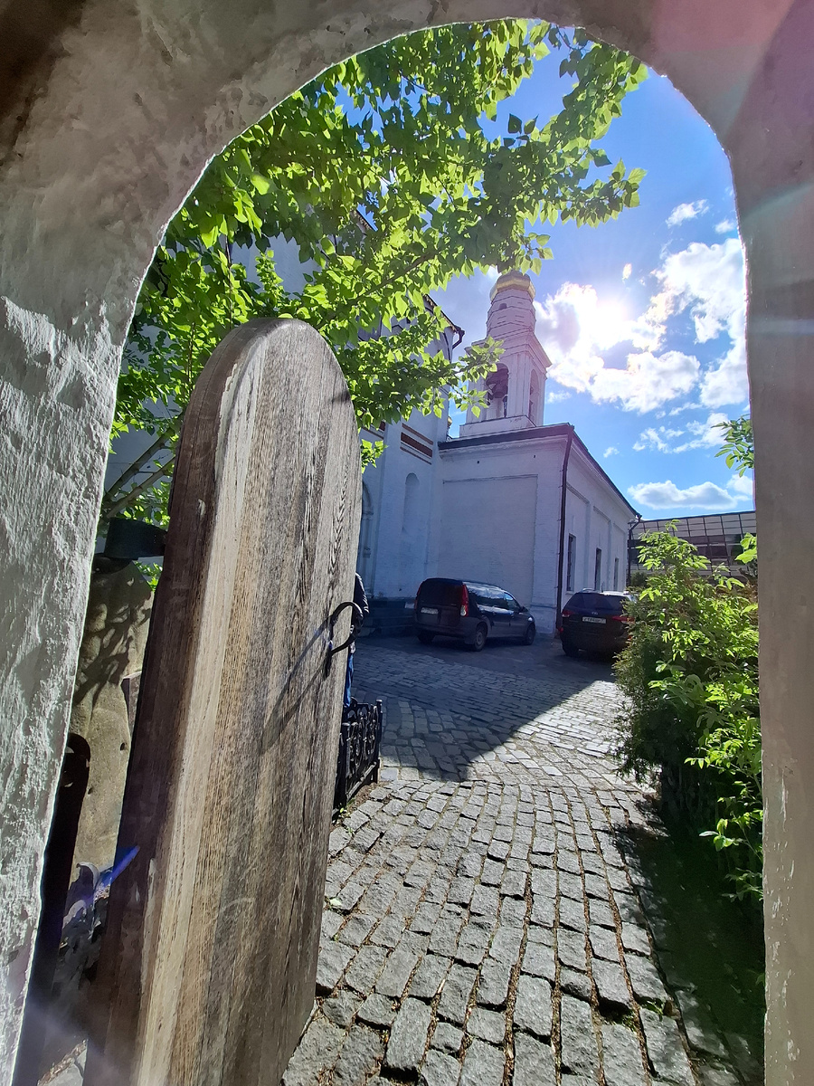 Каменная Церковь Рождества Пресвятой Богородицы в Старом Симонове была построена в 1509 году. Фото автора.