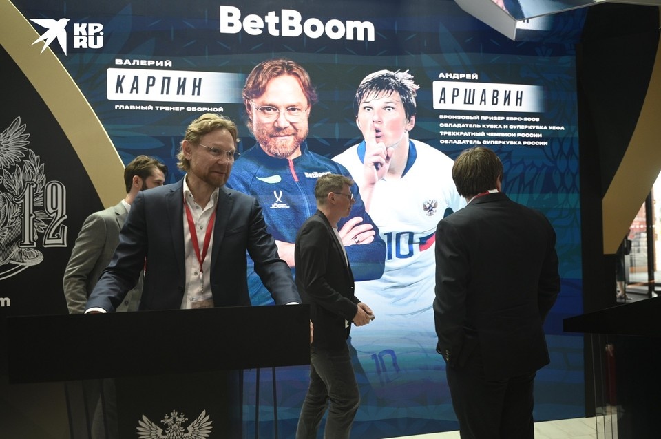    Карпин и Аршавин раздали автографы поклонникам из деловой сферы. Алексей БУЛАТОВ