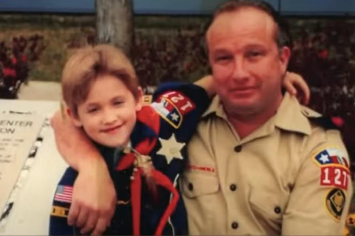 Джордж-старший с ещё совсем юным сыном. Кадр показан в тв-сюжете