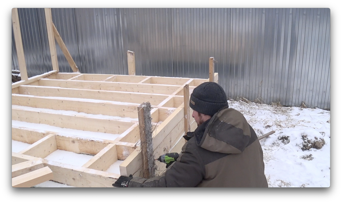 по контуру платформы кручу упоры, к ним лёжа прикручиваю будущую стену