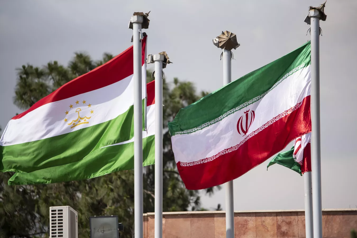 Флаги Таджикистана и Ирана в аэропорту Тегерана © Getty Images / Pacific Press