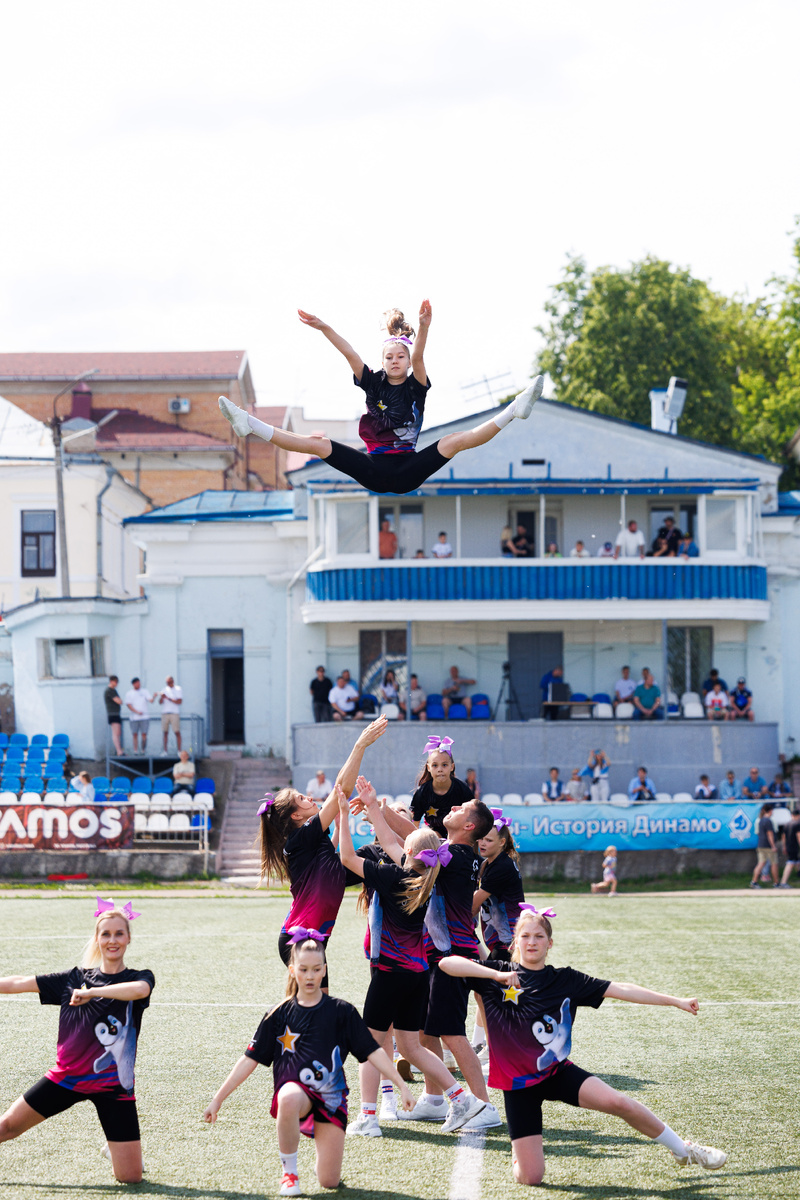                                                            Выступление юных чирлидерш