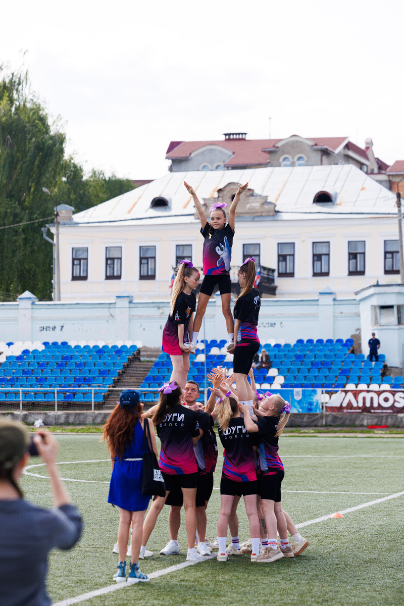                                                             Выступление юных чирлидерш