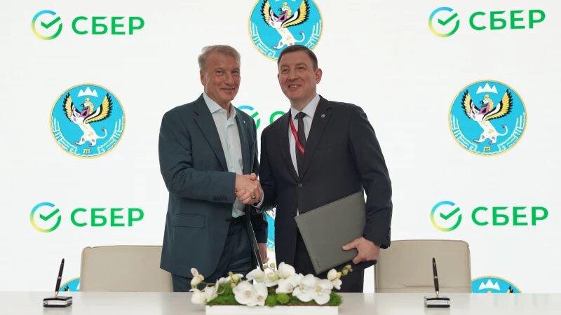     Герман Греф и Андрей Турчак подписали меморандум о намерениях по реализации инвестиционных проектов. Фото предоставлено пресс-службой Сбербанка.