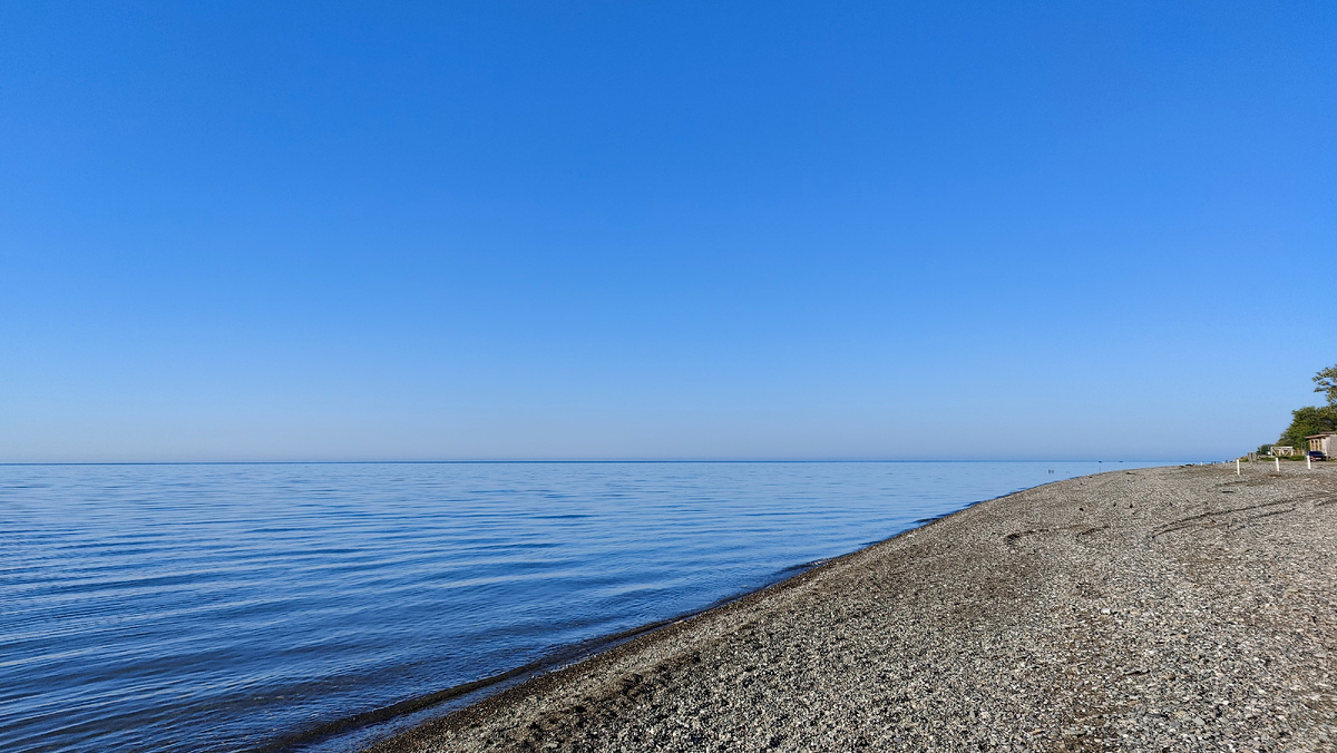 Сюда ходят и местные, и те, кто любит тишину у воды.