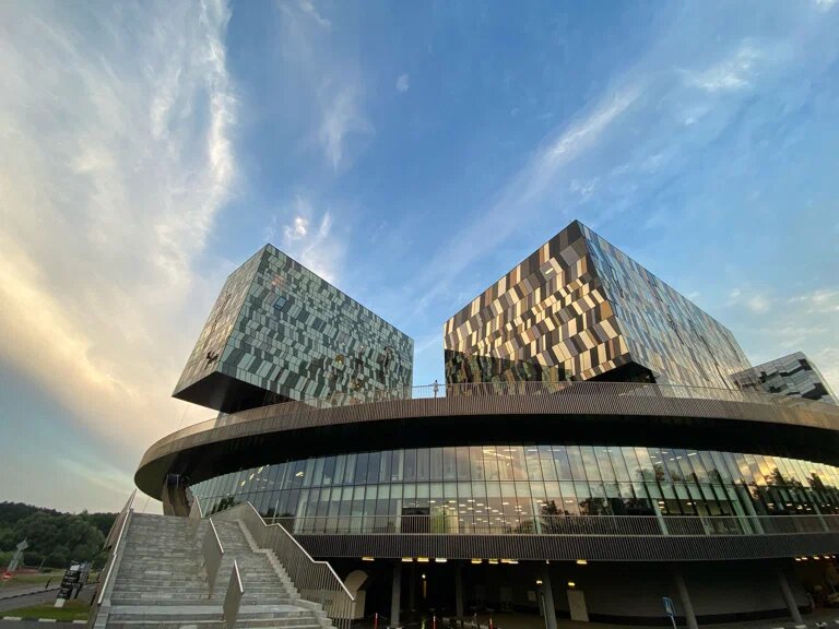 Источник: https://yandex.ru/maps/org/shkola_upravleniya_skolkovo/1110333743/gallery/