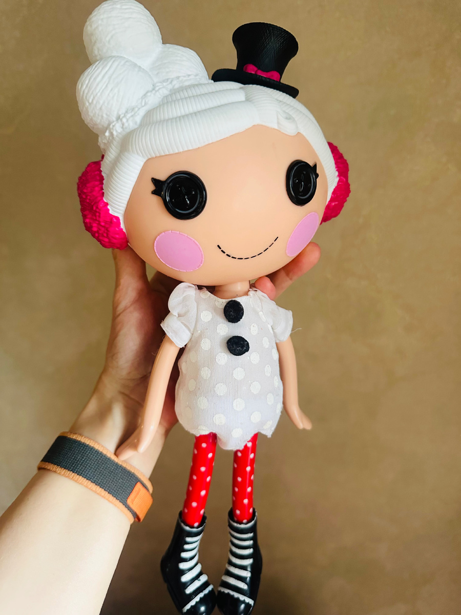 Это Снеговичёк, и часть его одежды лежит на полке. Привезён из-за границы 