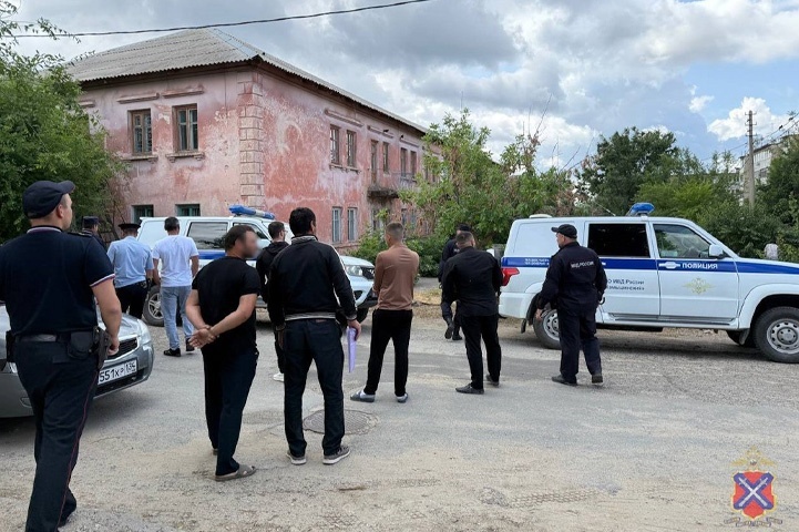 В Камышине и Петров Вале силовики пришли с проверкой к цыганам