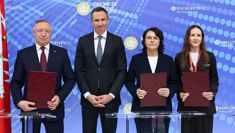    На фото (слева направо): губернатор Петербурга Александр Беглов, заместитель министра природных ресурсов и экологии России Денис Буцаев, гендиректор ППК "Российский экологический оператор" Ирина Тарасова и генеральный директор АО "Невский экологический оператор" Екатерина Горшкова на ПМЭФ-2025. Автор фото: Пресс-служба администрации Петербурга