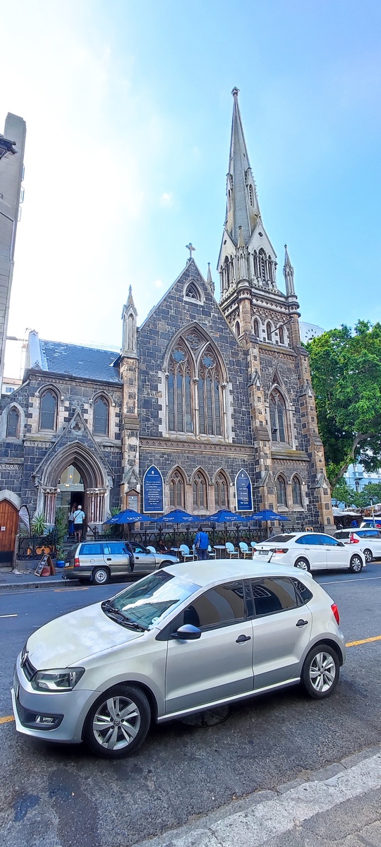 Внутри центральной методистской церкви, выполненной в готическом стиле, находится кафе, где можно выпить кофе.