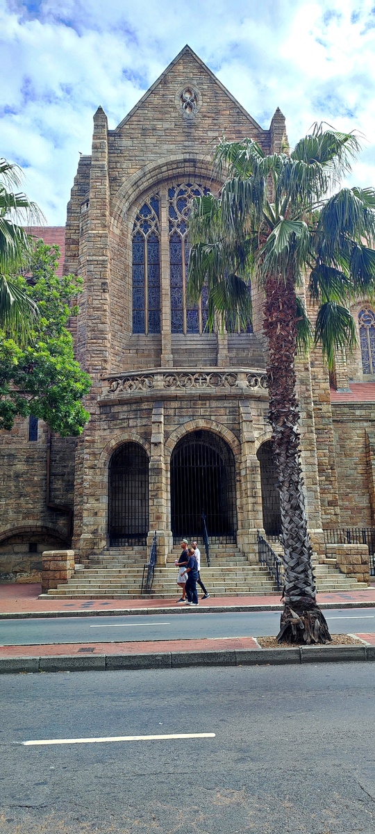 Англиканский собор Святого Георгия во времена апартеида заслужил прозвище "народный", так как в нём приветствовали всех верующих, невзирая на их расу — смелый ход в условиях расовой дискриминации.