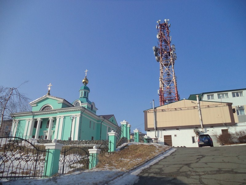 Мы видим храм и церковную ограду