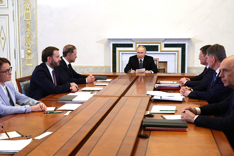    Накануне вечером Владимир Путин провел на полях Петербургского международного экономического форума (ПМЭФ) совещание по экономическим вопросам.   
Фото: kremlin.ru