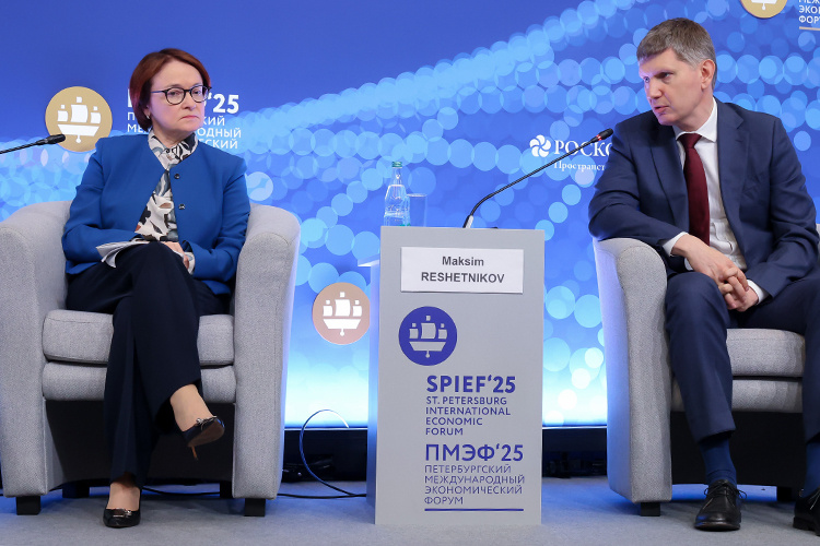    Председатель ЦБ Эльвира Набиуллина заявила, что экономика возвращается к «сбалансированной траектории», выходит из перегрева..   