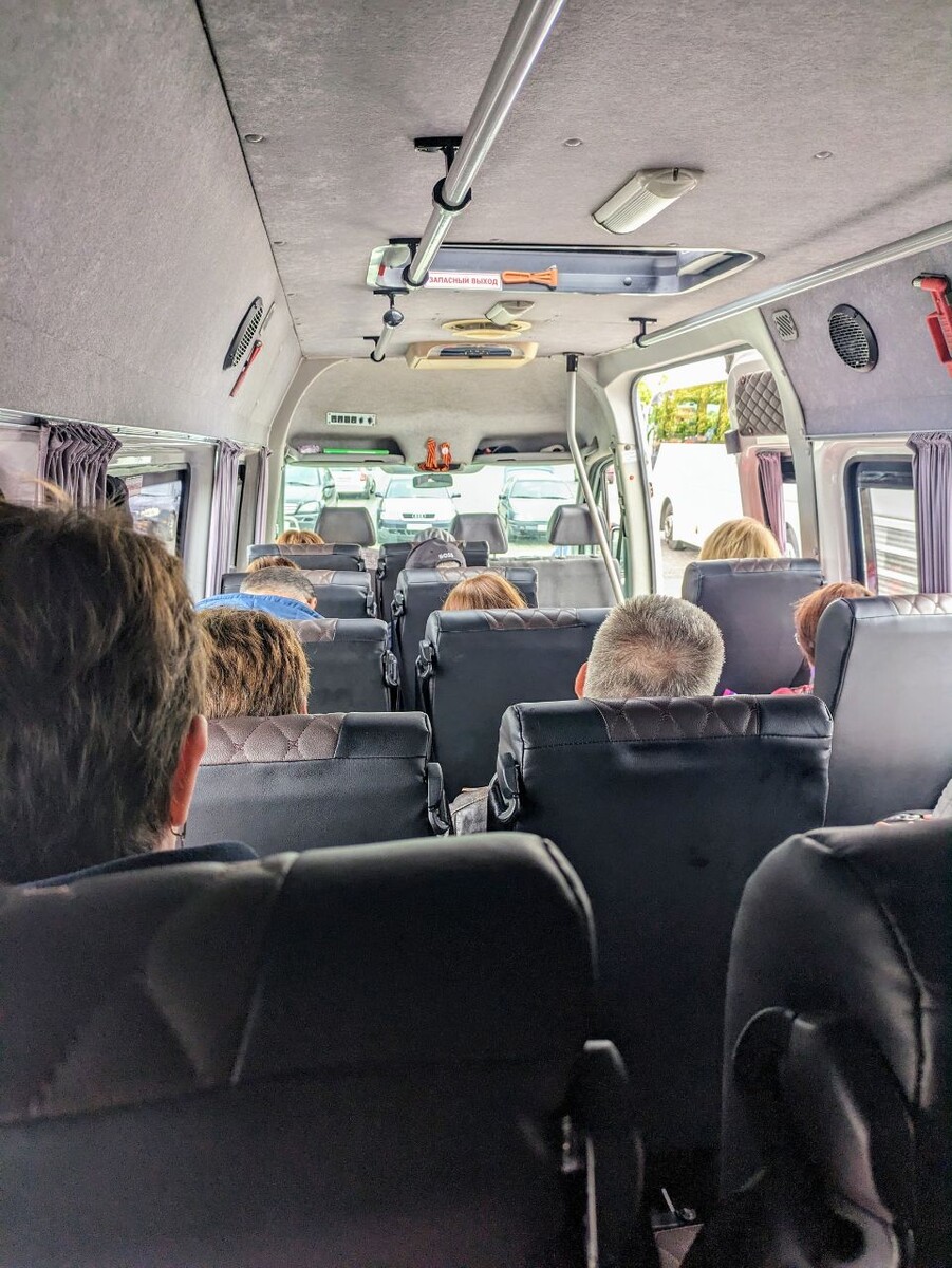 Микроавтобус был битком. Фото: "История одного ремонта и что было после".