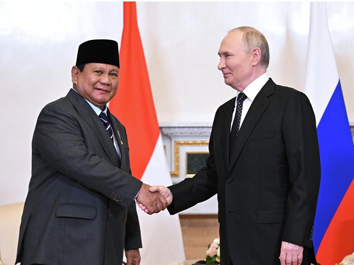   Президент РФ Владимир Путин и президент Индонезии Прабово Субианто во время встречи© РИА Новости / Сергей Бобылев