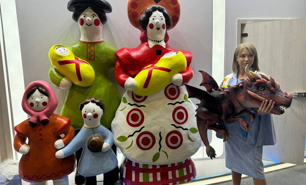    Дракон Гоша, которого сфотографировала Ксения Собчак, — главный символ Кировской области на ПМЭФ-2025