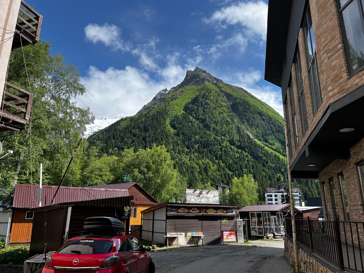 На улочках Домбая