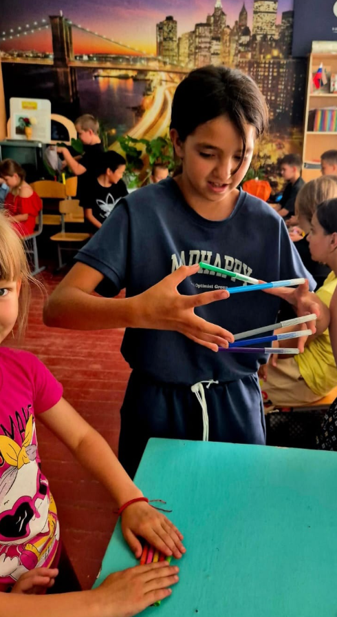 Выполняли упражнения с карандашами для развития мелкой моторики 