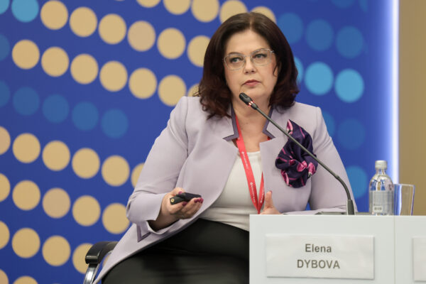 Елена Дыбова, вице-президент ТТП РФ, чуть ли не единственная начала сессию с того, что дала слово предпринимателям. Фото: Росконгресс