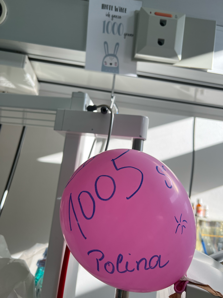 Шарики которые надули и повесили медсестры в честь их первого важного достижения — преодоления отметки в 1 кг 🎉✨