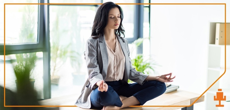 Медитация в офисе — это реально и эффективно. Она восстанавливает фокус, снижает тревожность, улучшает сон и повышает продуктивность. Главное — найти пару минут и правильно сесть.