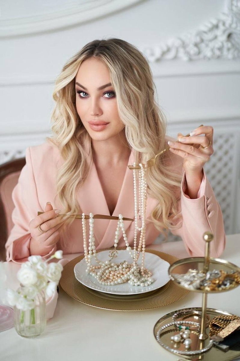 Алёна Николаевна САРОМЫЦКАЯ, врач дерматолог, косметолог высшей категории, диетолог, сертифицированный тренер ведущих европейских компаний, преподаватель кадавер курса Университета Максимилиана Людвига (Германия), член американской Ассоциации специалистов по лазерной хирургии ASLM, действующий спикер российских и международных конгрессов по эстетической медицине и косметологии, бьюти-эксперт ведущих федеральных СМИ