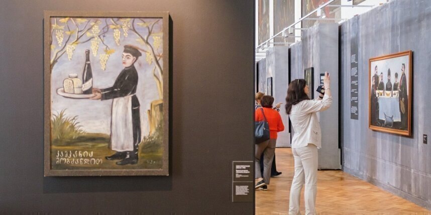    Зал с работами Нико ПиросманиАлена Бобрович