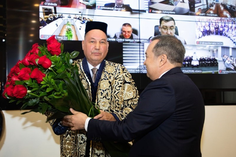 Бу Андерссон в националтьном халате. Фото корпоративного сайта uzautomotors.com 