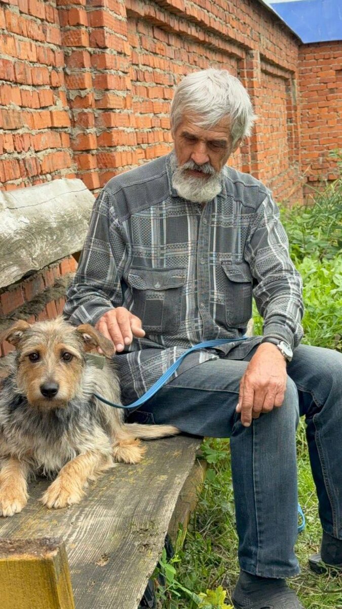 Дворник отец Александр, кому часто достаются брендовые вещи)))). Фото из архива автора