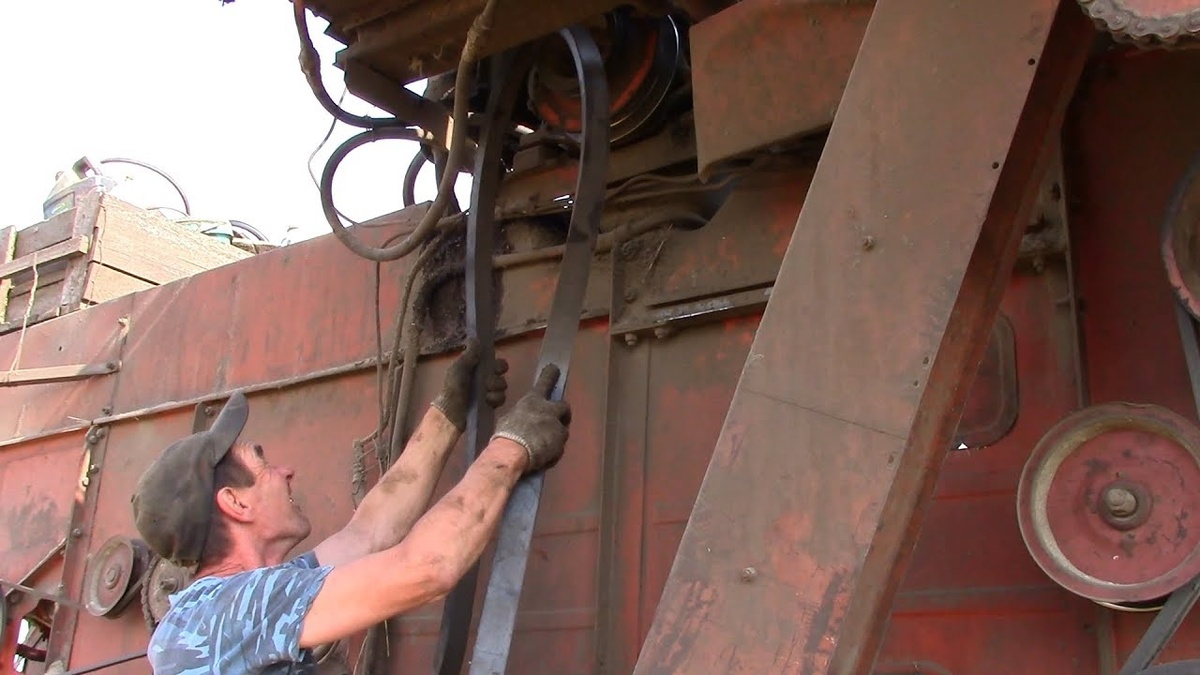 Техник выполняет замену вариаторного ремня 