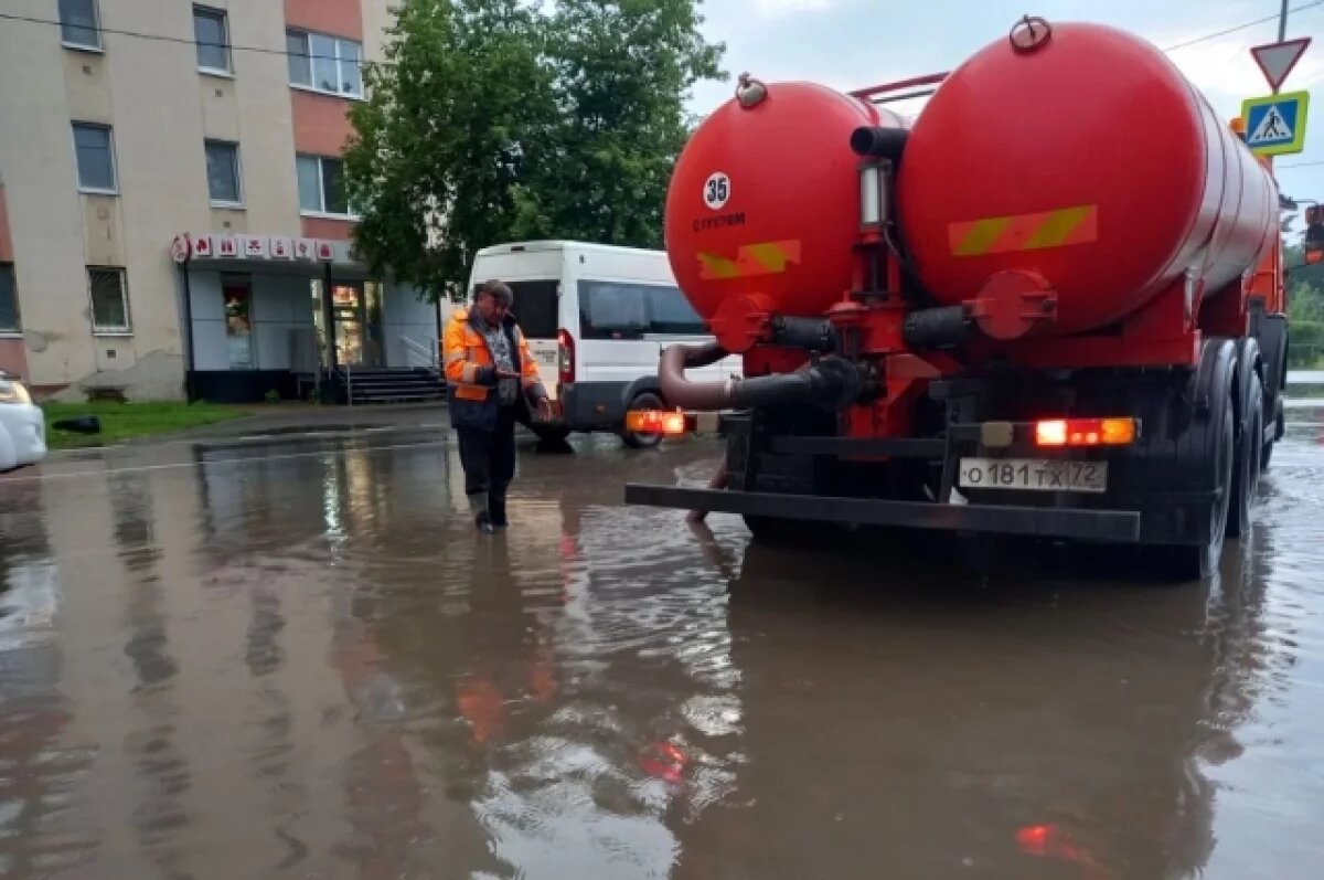   25 водооткачивающих машин вышли на улицы Тюмени
