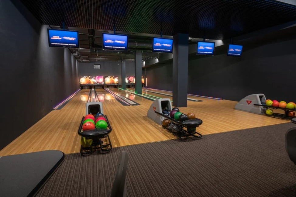 Боулинг в Астро Плаза