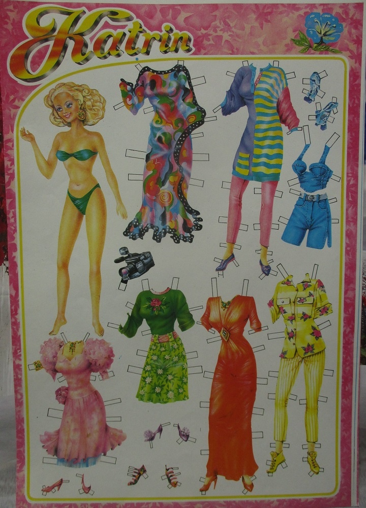 Лист с куклой и её одеждой.