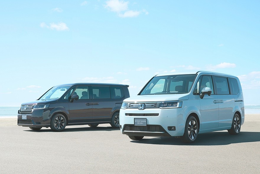    Минивэны для Японии. Слева — Honda Step WGN Spada, справа — Step WGN Air