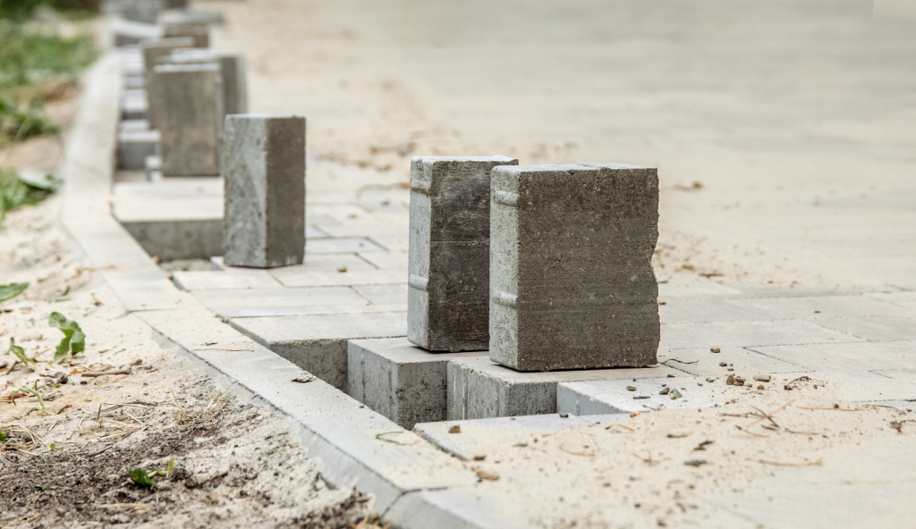    В Сургуте строят новые тротуары