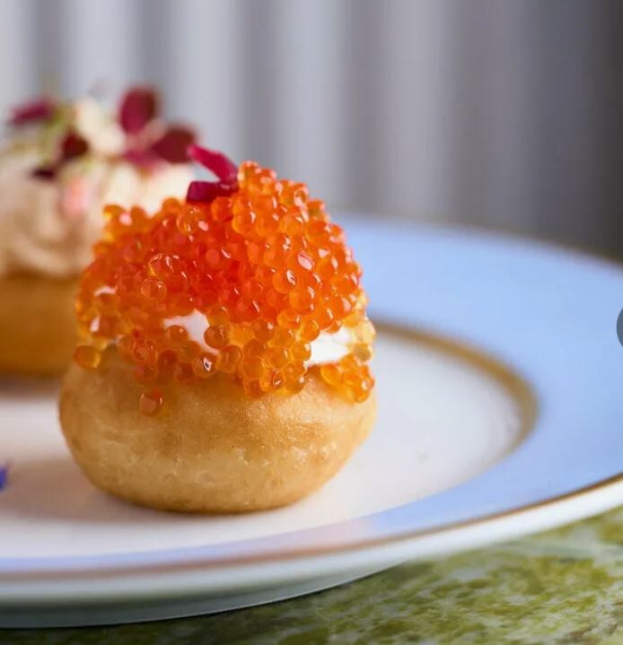Пончики украшают икрой