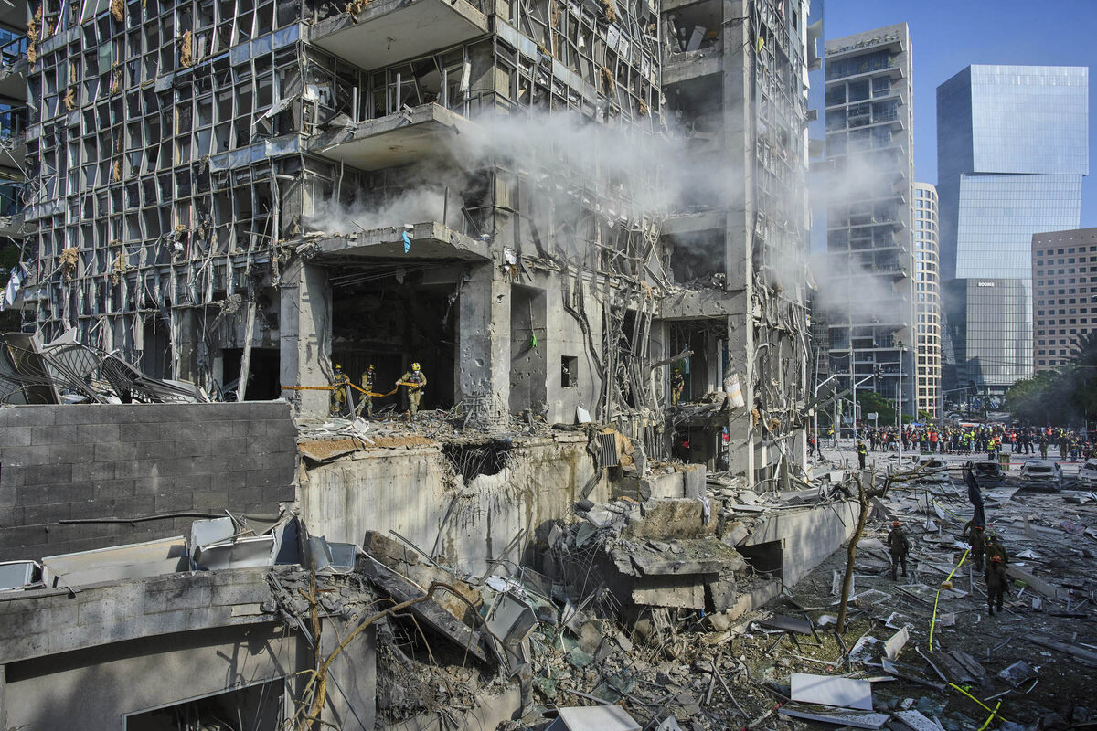     Последствия ракетного удара в городе Рамат Ган, Израиль / AP / Oded Balilty