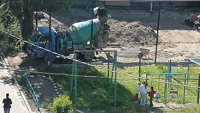    На бывшем футбольном поле возводят детскую площадку Фото: Личный архив читательницы «Победы26»