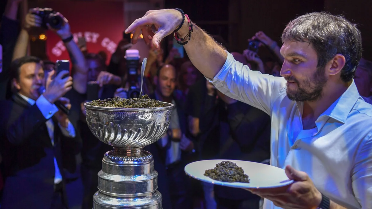 Александр Овечкин пробует икру из Кубка Стэнли (Фото Getty Images)