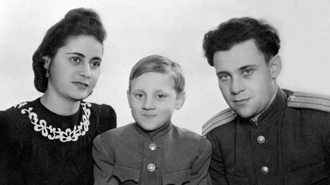 Владимир Высоцкий с мамой Женей и отцом