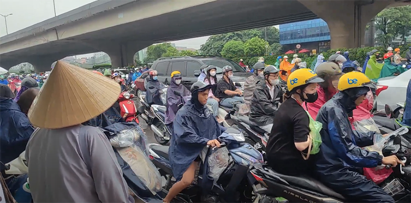 Эта фотография запечатлела момент, который я никогда не забуду. Стоя на автобусной остановке, я наблюдала, как поток машин и байков буквально заполнил всю дорогу. Когда автобус наконец подъехал, он не смог даже притормозить у обочины — пришлось остановиться прямо в этом хаосе. Двери открылись, и из них появился водитель, который начал активно махать руками и кричать на вьетнамском, призывая пассажиров пробираться сквозь толпу самостоятельно.

Мы взяли чемоданы и сумки и, толкая байки и машины, начали пробираться к автобусу. Это был настоящий квест! В итоге, преодолев все препятствия, мы наконец-то смогли сесть в автобус. 