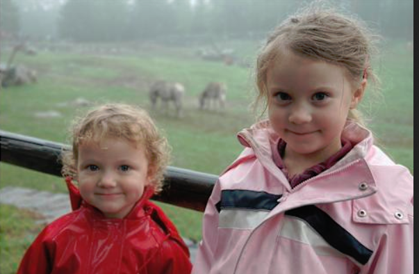 Беата и Грета Тунберг в детстве. Фото из открытого источника в Яндексе
