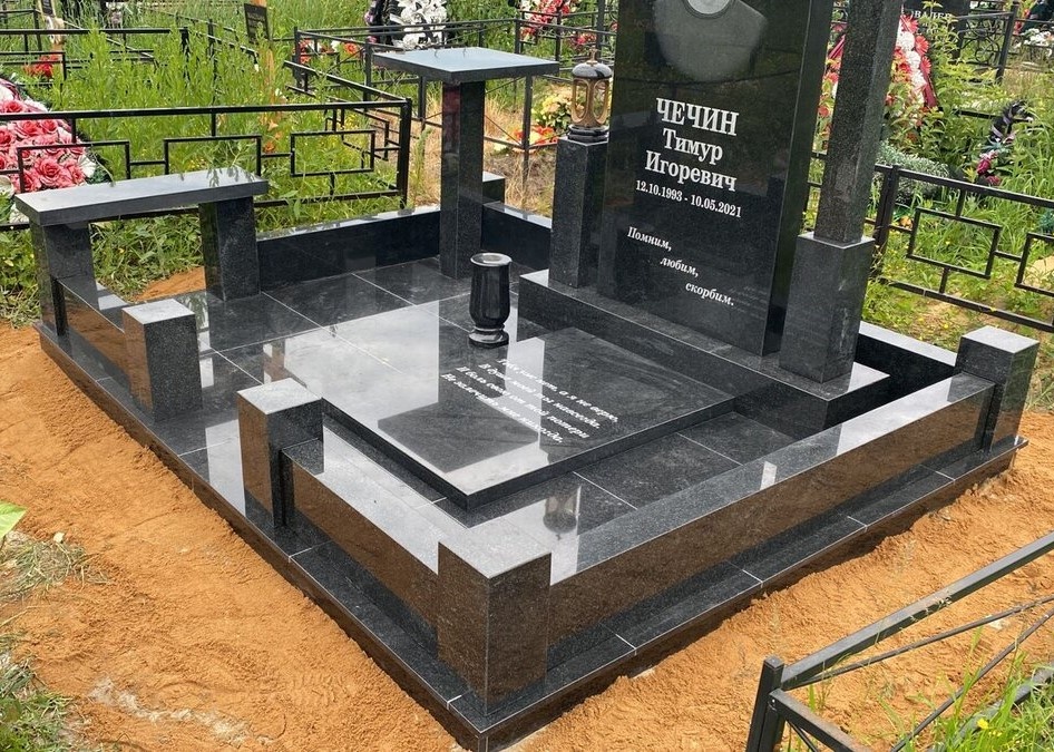 Столик на кладбище