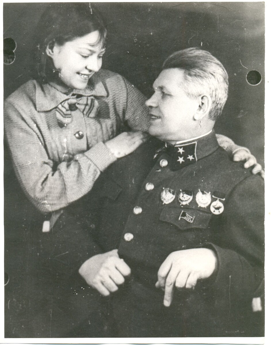 04.	Фотография «Командир 8-го механизированного корпуса генерал-лейтенант Рябышев Д.И с дочерью». 1940 год. 