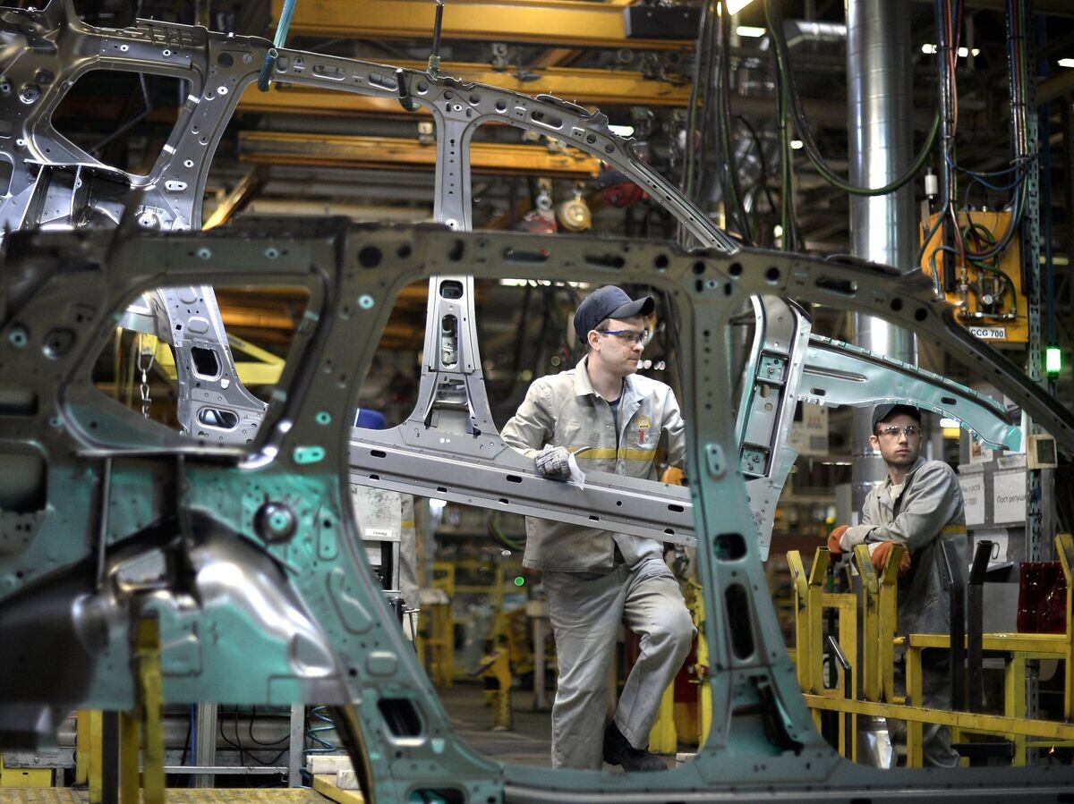    Производственная линия на московском заводе Renault© РИА Новости / Рамиль Ситдиков