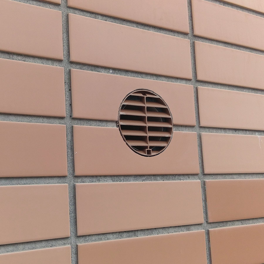 Наружная решётка бризера окрашивается в цвет фасада, поэтому не очень заметна