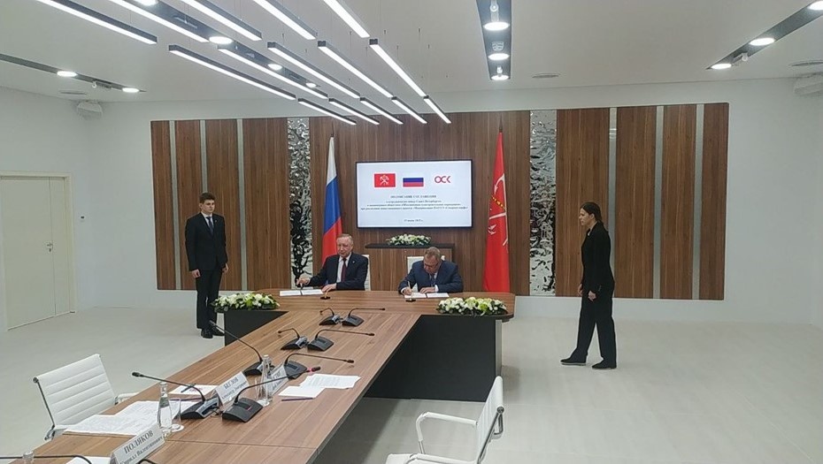    Губернатор Петербурга Александр Беглов и председатель совета директоров ОСК Андрей Костин (за столом, слева направо) подписывают на ПМЭФ-2025 соглашение о модернизации Северной верфи. Автор фото: Александр Возяков / "Деловой Петербург"