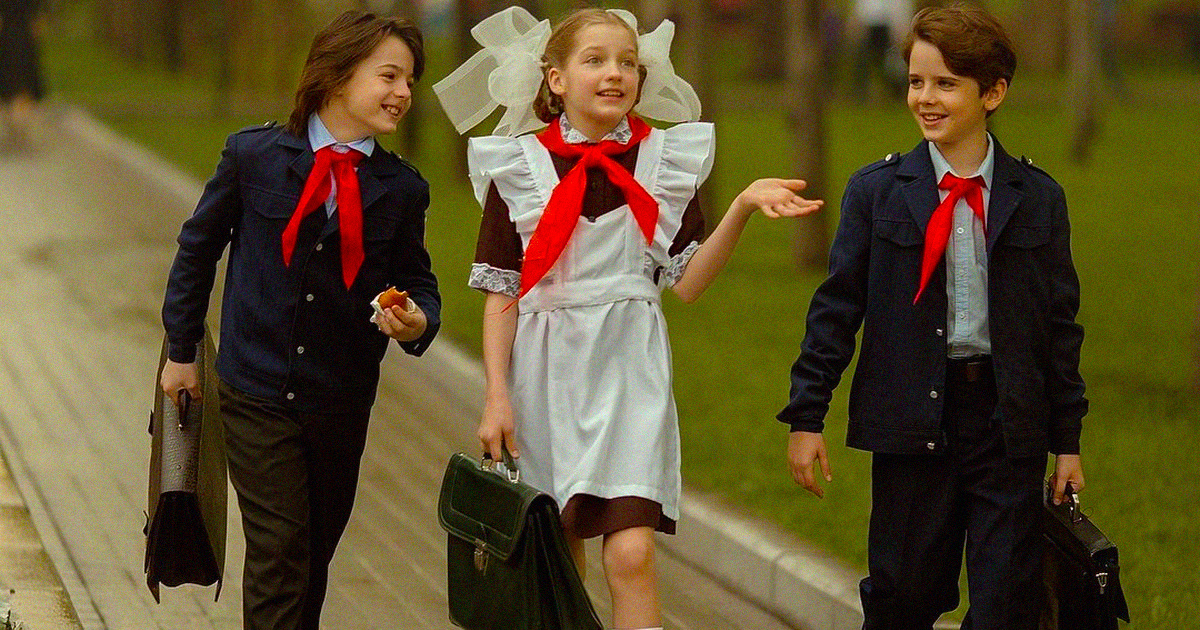 Красивая школьная форма, которая была очень популярна в Советском Союзе.