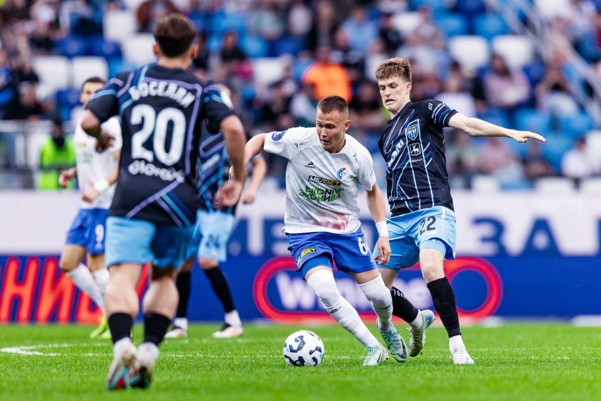    Андрей Ивлев (в белой форме) в Нижнем Новгороде 17 мая провёл полный матч против ФК \